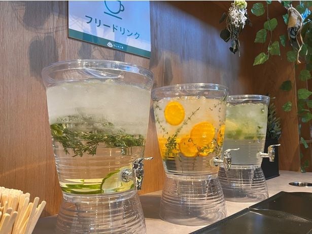 ハーブや果実を浮かべた色鮮やかなフリードリンクが並ぶスペースも