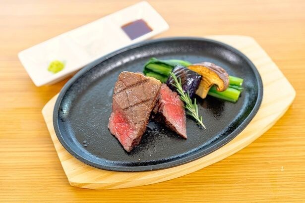 「厳選！ 常陸牛ステーキ」(3245円、ランチサラダバー別途)。常陸牛の旨味を堪能できる贅沢な一皿