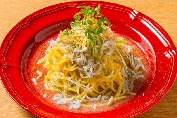 「釜揚げしらすとからすみ 茨城ねぎのペペロンチーノ」(ランチ1265円、ディナー1485円、ランチサラダバー別途)。茨城の水産物を代表するしらすをふんだんに使用