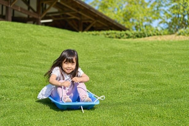小さなキッズには無料の芝すべりも