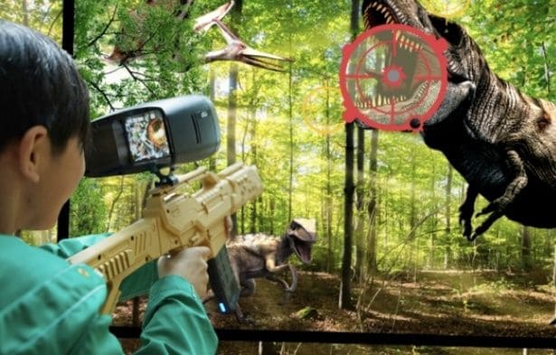 園内を探索しながら、シューティングガンに取り付けたスマートフォン上に現れる恐竜を撃退する！