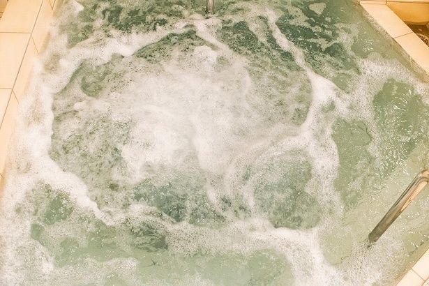 銭湯ならバイブラ湯(写真)やマッサージ湯などもあってリラックスできる(写真は「妙法湯」)