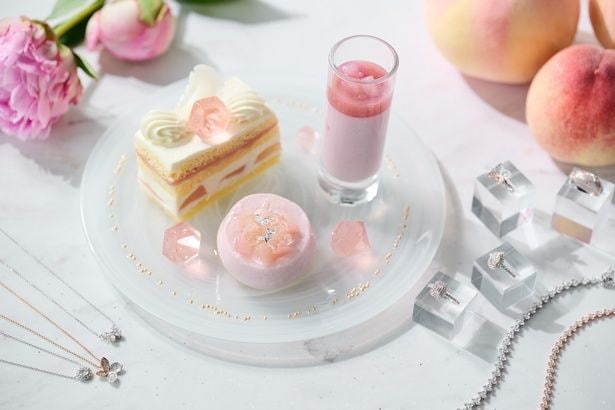 上段にある「桃のムース」「桃のパンナコッタ」「桃のショートケーキ」