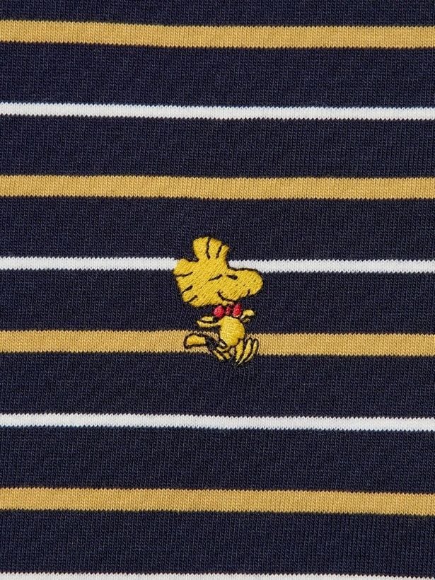 ボウタイをきりっと締めたウッドストックがワンポイントで刺しゅうされている
