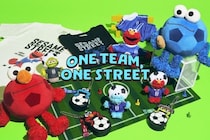 「セサミストリートマーケット」新作はサッカーがテーマ！エルモ&クッキーモンスターが“サッカーボールなりきり”ぬいぐるみに