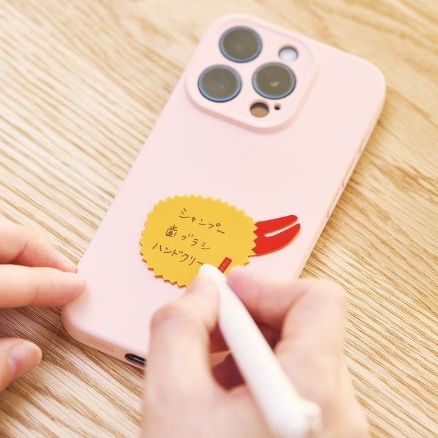 スマホケースに貼ってメモとしても使える「wemo PETTA」。滑らかな書き味も特徴だ