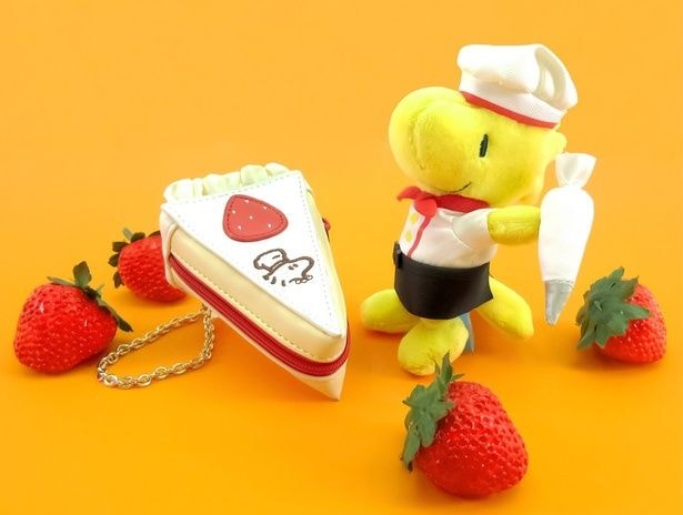 ミニチャームケーキとウッドストックマスコットを並べれば、パティシエ気分が高まる一枚に