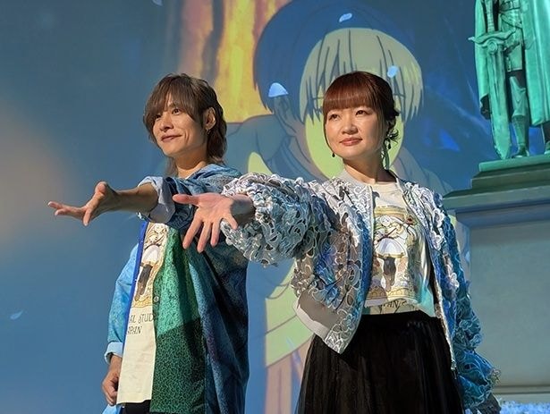 開会宣言をするフリーレン役・種﨑敦美さん(写真右)と、ヒンメル役・岡本信彦さん(同左)
