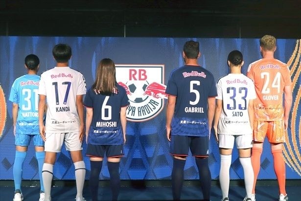 ネーム＆ナンバーフォントは昨季から変わらずRB大宮アルディージャのオリジナルフォントを使用