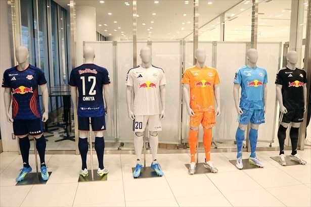 【写真】イベント会場に展示されたRB大宮アルディージャの2026/27シーズンユニフォーム