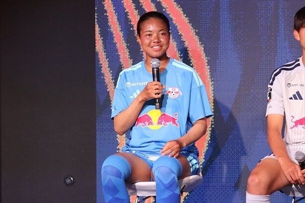 2ndゴールキーパーユニフォームの服部茜汐香選手