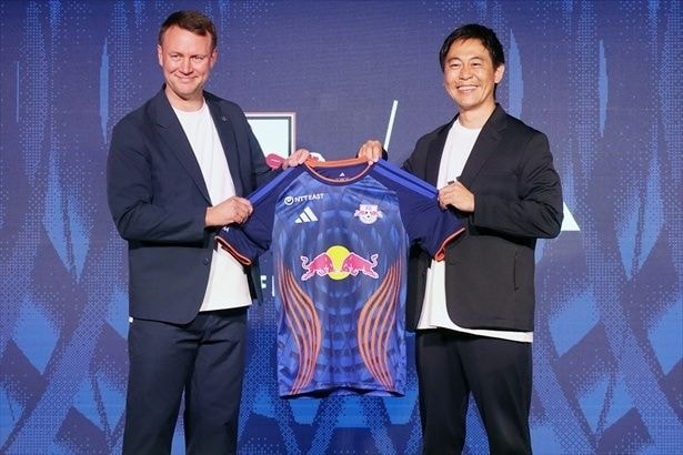 RB大宮株式会社 代表取締役社長兼CEOのマーク・オーブリーさん(写真左)と、アディダスジャパン マーケティング事業本部副社長の山本健さん(写真右)