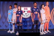 RB大宮アルディージャの新ユニフォームはアディダス製！ガブリエウ、杉澤海星らがお披露目イベントにユニ着用で登場