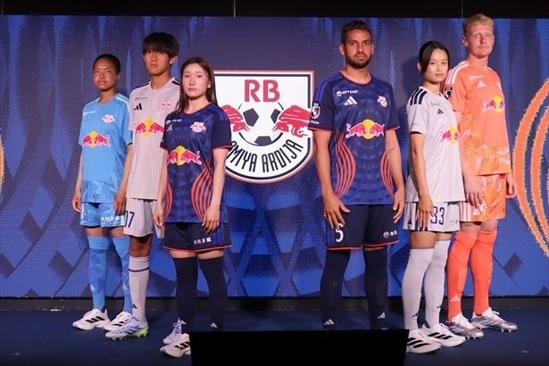 RB大宮アルディージャの新ユニフォームはアディダス製！ガブリエウ、杉澤海星らがお披露目イベントにユニ着用で登場