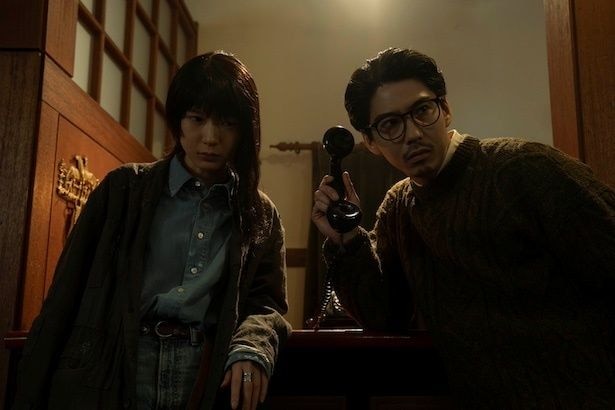 【写真】霊媒師の一族に生まれた愛里(穂志もえかさん)と霊の存在に懐疑的な群治(賀来賢人さん)