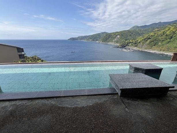 海風と眼下に広がる景色を見ながら外気浴