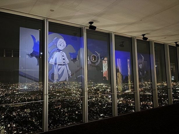60階のガラス面に投影される名場面