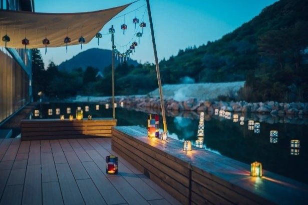 ステンドグラスの風鈴が揺れる水辺で夕涼みを楽しめる
