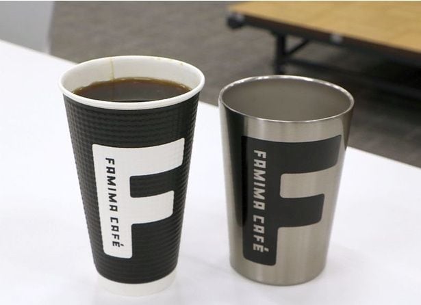 新登場の「タンブラー ファミマカフェ」(写真右)