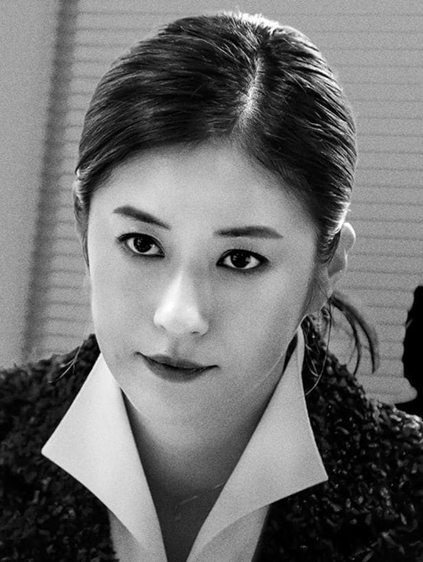 検事・鈴鳴を演じる松本若菜。フレンドリーに寄り添いながら、藤堂をじわじわと追い詰めていく