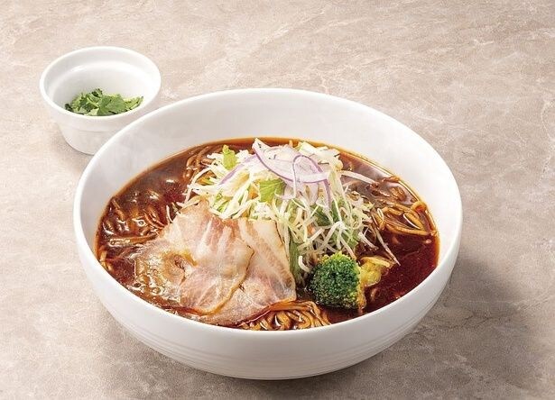 「スパイスラーメン」。麺メニューは、さまざまなトッピングをのせて自分好みにアレンジできる。さらに刺激を求める人には「辛味オイル」の追加もおすすめ!
