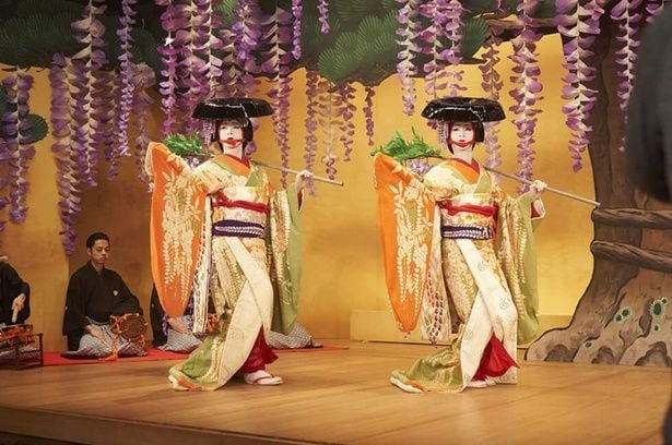 女方の舞踊の名作『二人藤娘』を演じる喜久雄(吉沢亮さん)と俊介(横浜流星さん)。可憐な舞台姿は息をのむ美しさ