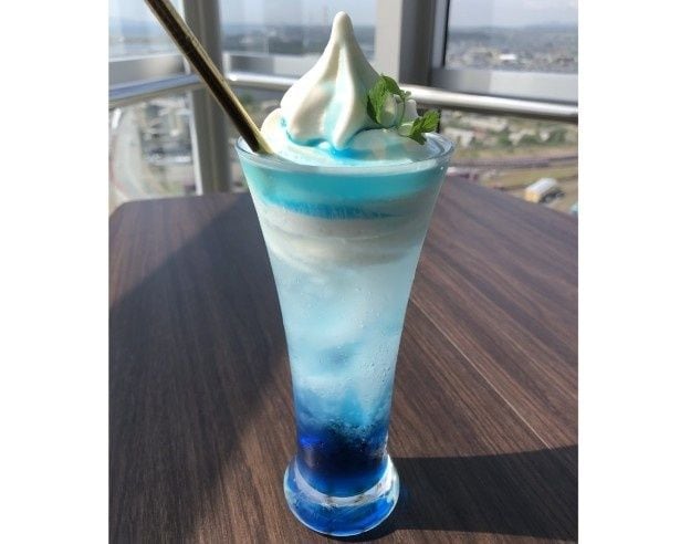 海をイメージしたドリンク「マリンブルー(550円)」