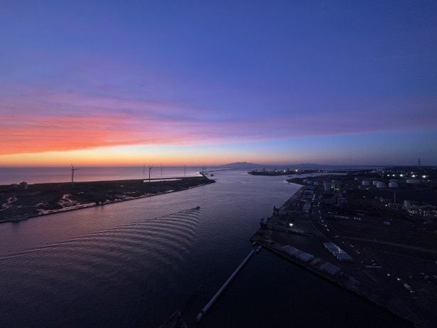 日本海に夕日が沈んでいく荘厳な景色を一望