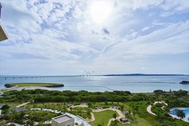 海、伊良部大橋、そして伊良部島を望むオーシャンビュー
