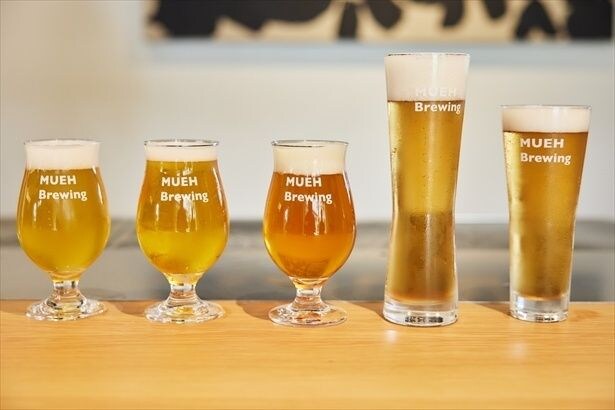 「MUEH brewing(ムエー・ブルーイング)」では4種のクラフトビールを提供、サイズも選べる