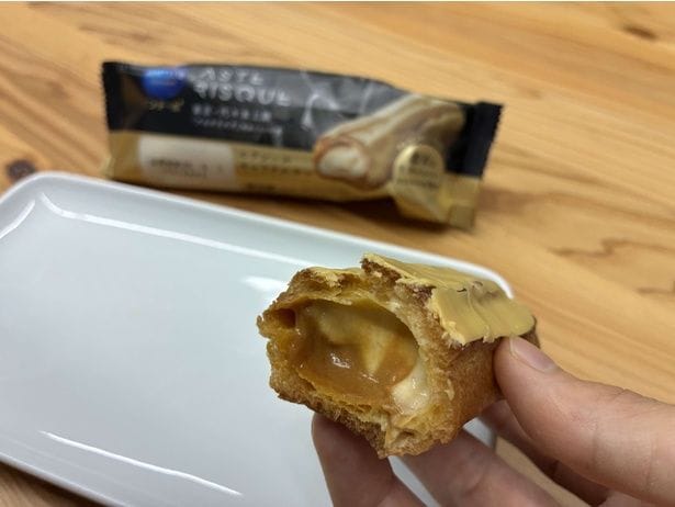 エクレールの中にはカスタードと一緒に濃厚でトロっとした食感の生キャラメルペーストが