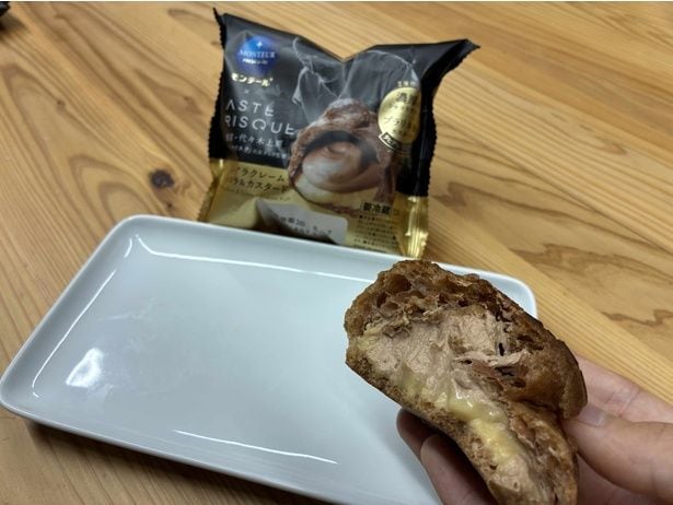 シューの中にはショコラクリームとカスタードが2層仕立てで入っている