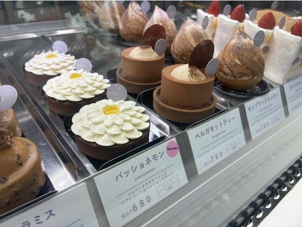 新商品のケーキには“Nouveau”と書かれたピンク色のシールが貼られている