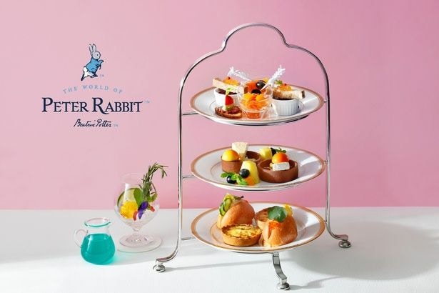 ホテルニューグランド「ピーターラビット(TM)のドレスティ・アペロ」。3段スタンドで絵本の世界を表現