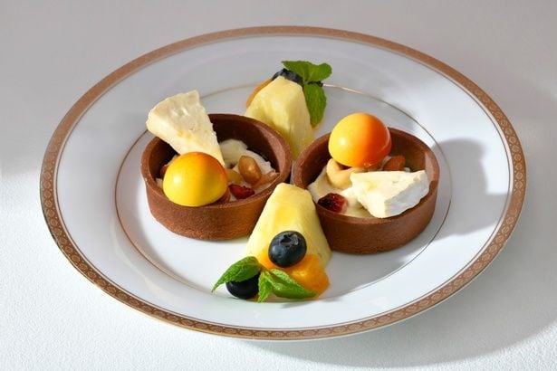 中段は『赤りすナトキンのおはなし』にちなんだ「ナッツと蜂蜜のタルト チョコレートを添えて」