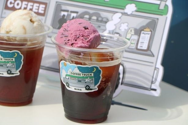 シュワシュワ感がたまらない。「カフェインレスコーヒー カシスソーダフロート ICED」にのっているカシスフレーバーのアイスにはチョコチップも入っていておいしい！