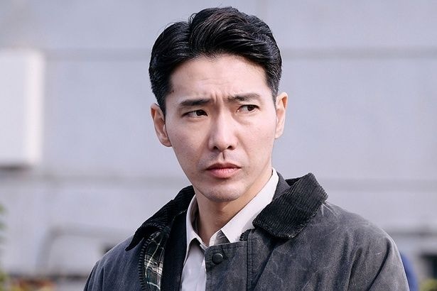 一度は解決した事件の真相を追う捜査一課刑事・五代努役の柄本佑さん