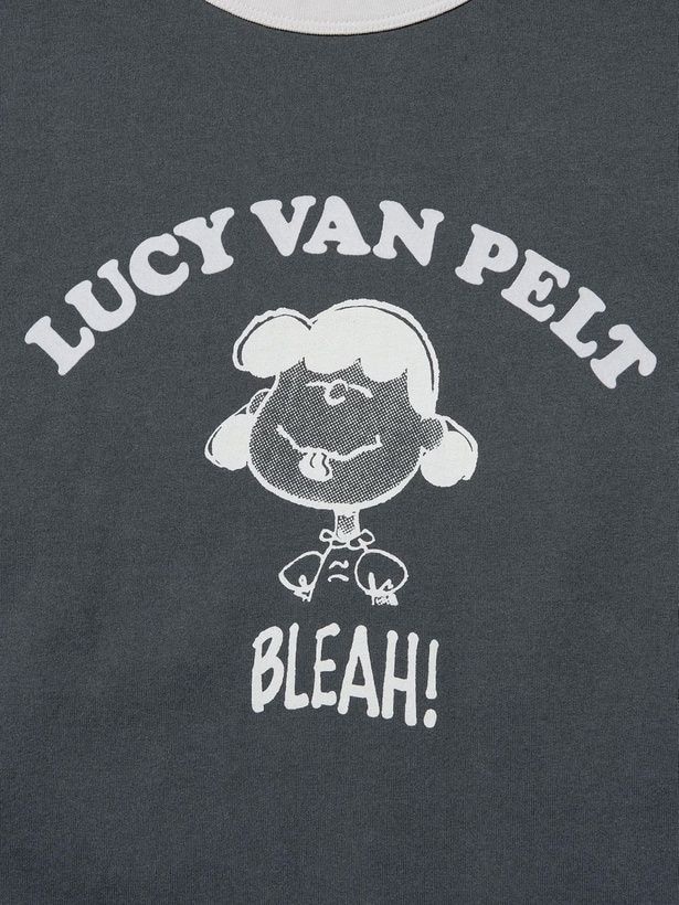 舌を出しておどけるルーシーが「LUCY VAN PELT」のネームロゴと「BLEAH!(ベー!)」のセリフとともに登場