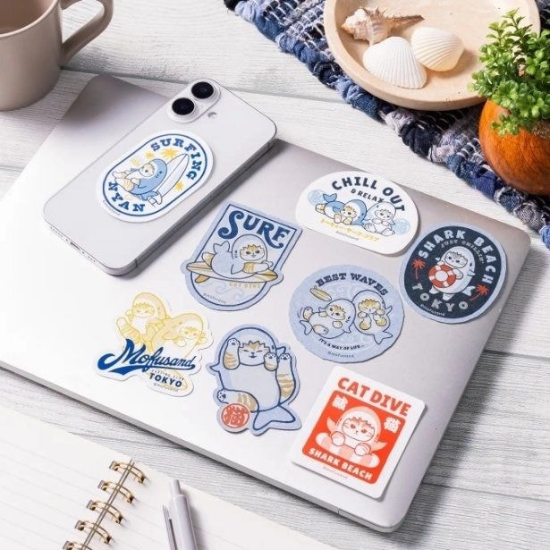 「スマホに貼れるサイズのステッカー 8種」(各385円)