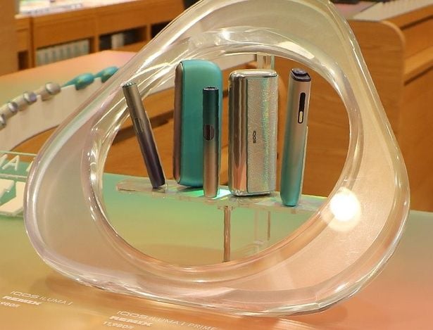 「IQOSストア 銀座」の店頭に設置された「IQOS ILUMA i リミックス モデル」
