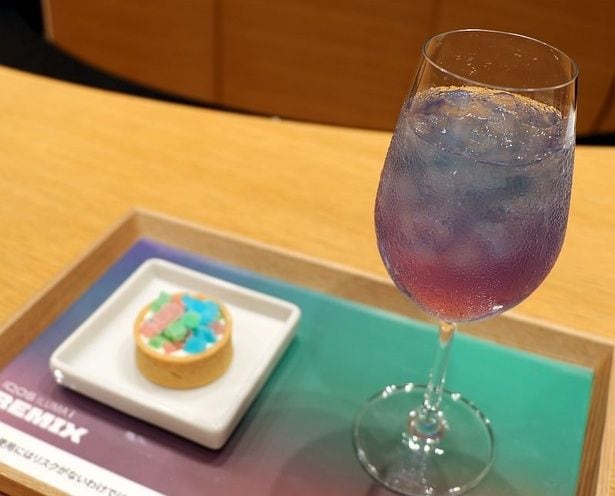 【写真】オリジナルドリンクの「リミックスブルーティー」と、スイーツの「琥珀糖タルト」
