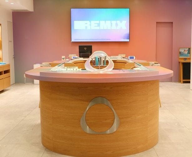 「IQOS ILUMA i リミックス モデル」の世界観を表現した店内ディスプレイ
