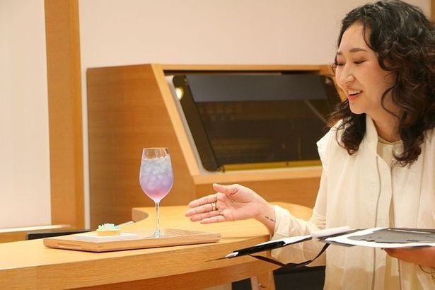 オリジナルドリンクやスイーツについて紹介するフィリップ モリス ジャパン コンシューマーPRのナイトみどりさん