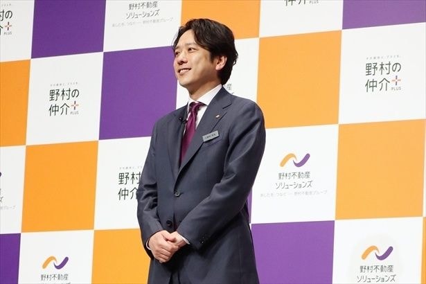 二宮和也さんは野村不動産グループカラーである紫のネクタイとビジネススーツ姿で登壇