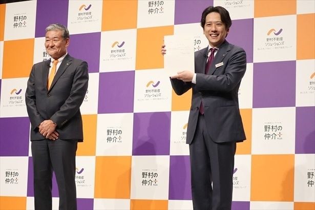 日比野社長から辞令を受け取った二宮和也さん