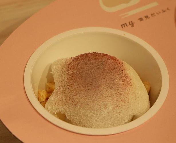 6・7月限定スペシャルメニュー「初夏」。紫陽花カラーをイメージ。甘さ控えめですっきりとした風味のフローズンヨーグルト×ブルーベリーソース×クッキークランブルを合わせている