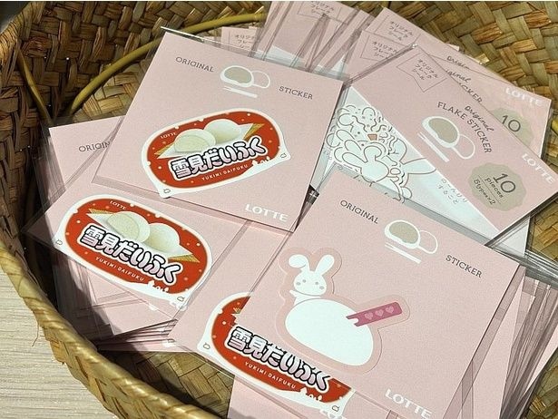 こちらは、かわいい「雪見うさぎ」の「フレークシール」(500円)や「ステッカー」(300円)