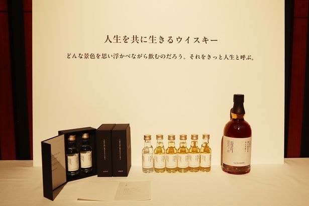 ブックレット型の箱で送付し、ボトルとともに手紙を同梱