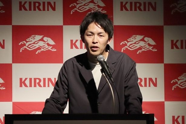 発表会で人生を共に生きるウイスキーの事業背景を説明する小島亨介さん