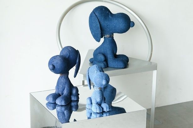 「TEXTILE フィギュア スヌーピー インディゴ」(S：8万8000円、M：11万円、L：13万2000円)